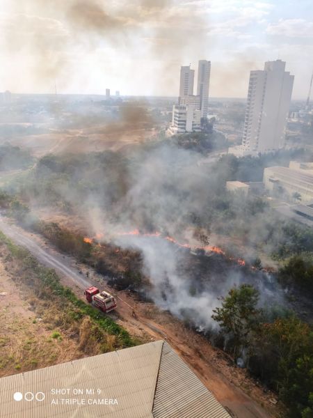 Fogo em terreno se alastra e Avenida do CPA fica tomada por fumaça