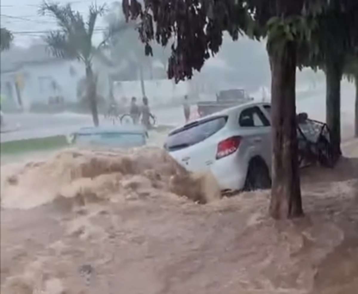 Temporal inunda casas e deixa rastro de destruição em Sorriso Única