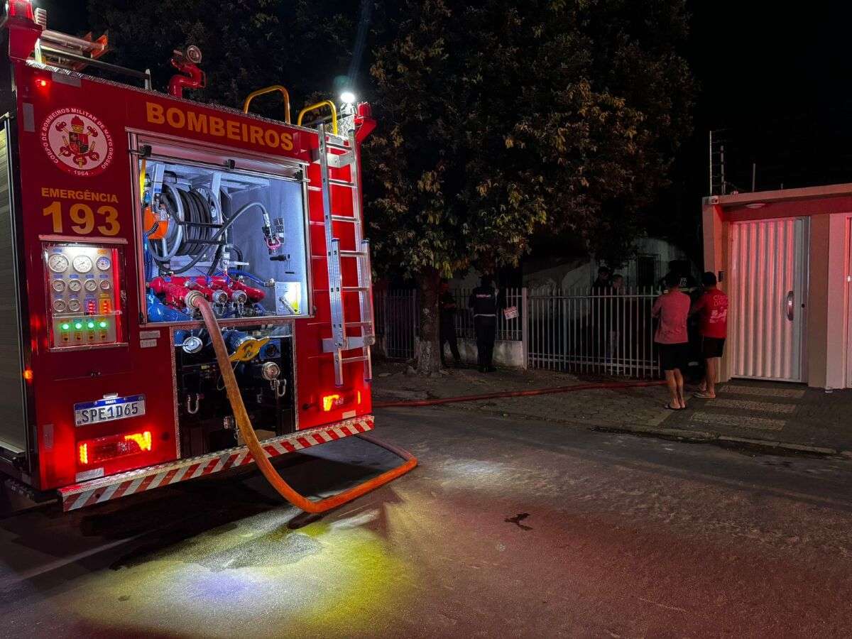 Casa pega fogo e mulher morre carbonizada dentro do banheiro Única