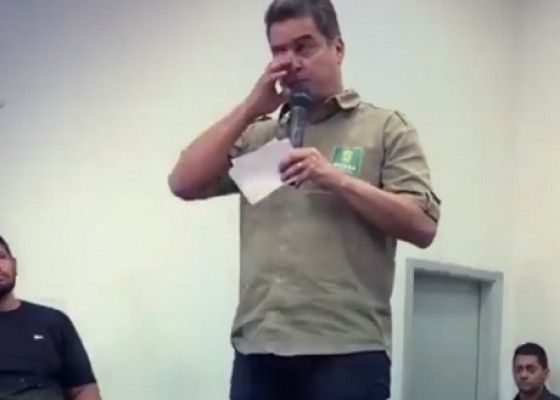 prefeito emocionado 