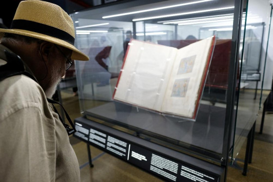 exposição lava pés