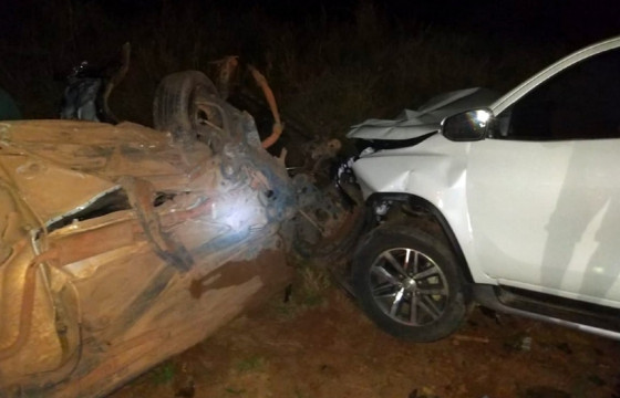 batida Golf e Hilux