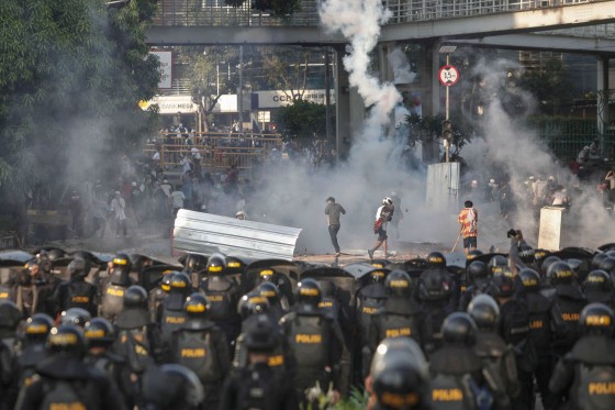 Polícia lança bombas de gás lacrimogêneo para dispersar apoiadores do ex-general Prabowo Subianto, em Jacarta, nesta quarta-feira (22) —