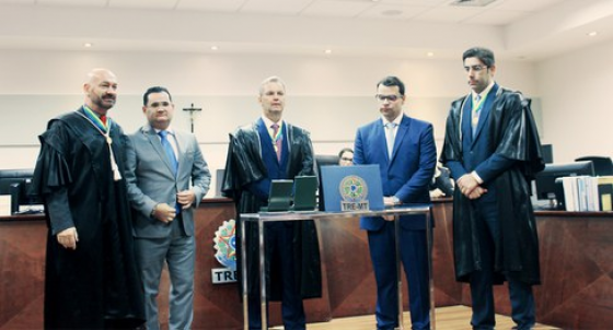 Juizes TRE tomam posse