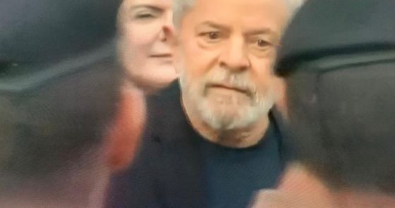 Lula saindo da prisão