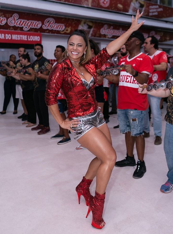 Viviane Ara Jo Samba De Shortinho E Blusa Brilhantes Na Quadra Do Salgueiro Nica News Site