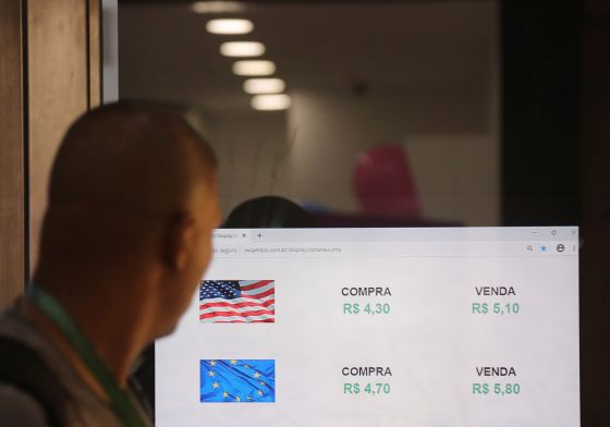 Dólar ultrapassa R$ 5