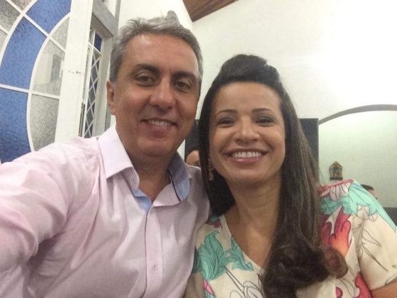 Adriano Silva e esposa