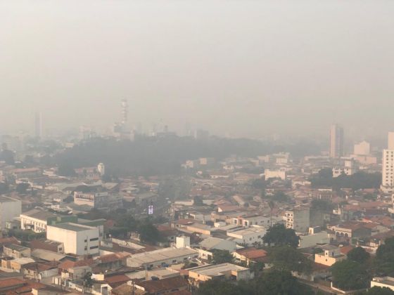 Céu coberto pela fumaça