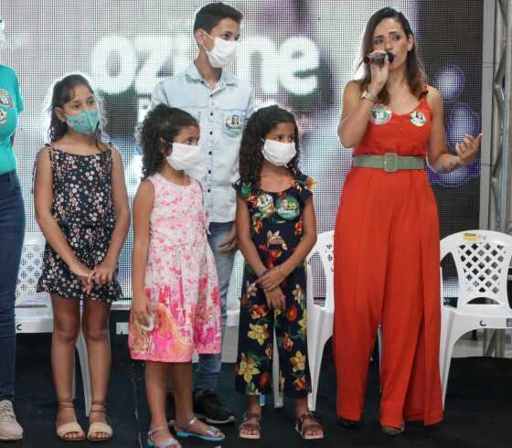 Oziane Rodrigues e seus filhos.
