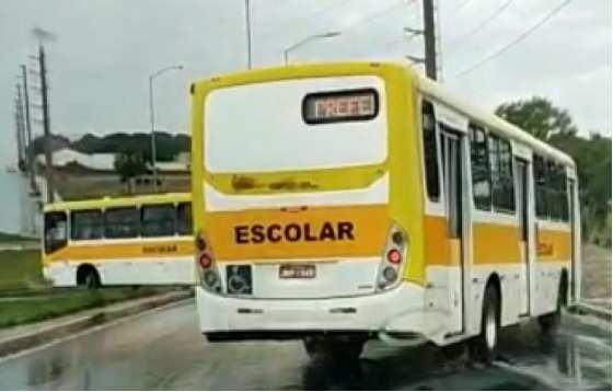  Ônibus escolares