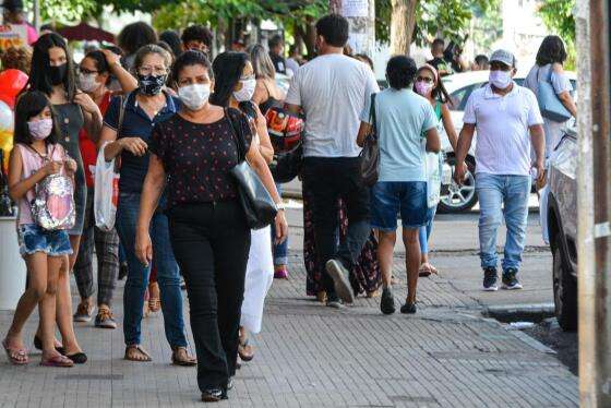pessoas com máscaras 