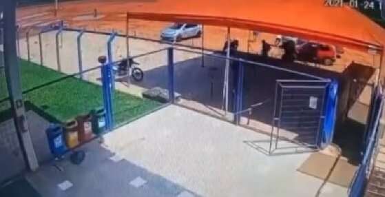 homem morto em frigorífico 