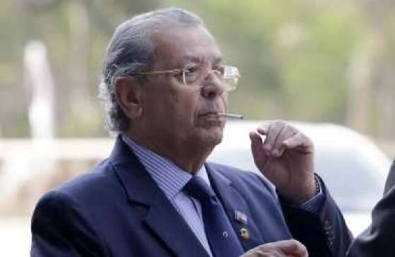 Jayme Campos fumando