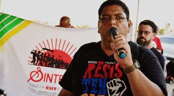 O presidente do Sintep-MT, Valdeir Pereira, em manifestação da classe