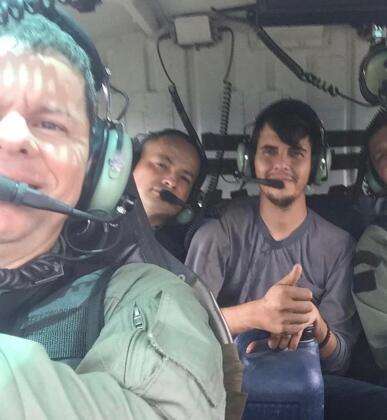 Piloto resgatado Aliffer Roberto, de camisa cinza