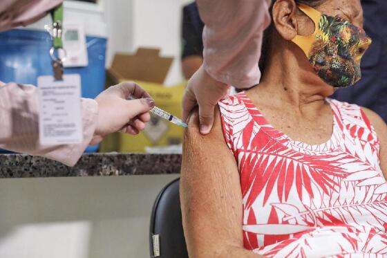 Elidia Takiro Peruare, 64 anos, primeira indígena vacinada contra a Covid-19 em Mato Grosso