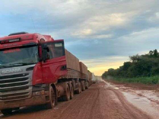 Caminhão atolado