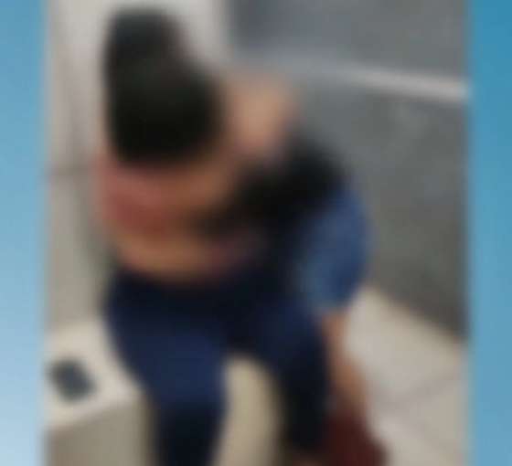 Filha abraçando a mãe na Delegacia