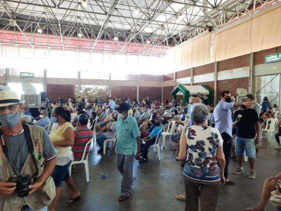 Aglomeração no Centro de Eventos do Pantanal