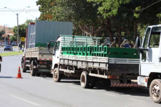 pontos de ônibus sendo trocados
