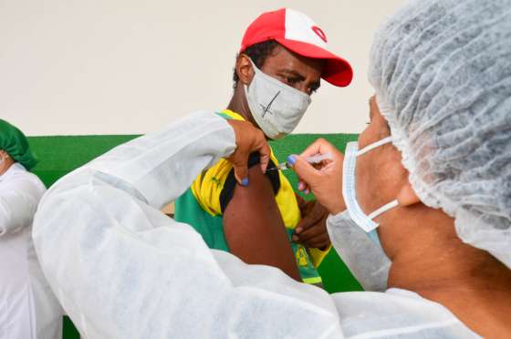 Vacinação de garis em Cuiabá