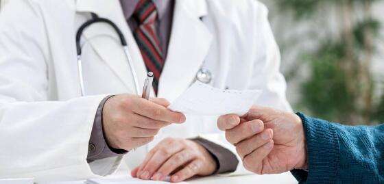 Médico atendendo