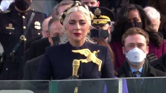 Lady Gaga canta hino durante posse de Biden