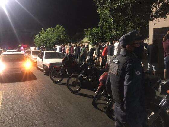 Aglomeração em bar de Roo