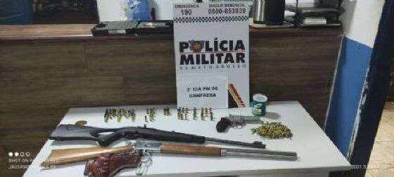 Armamento e munições localizadas na casa do suspeito