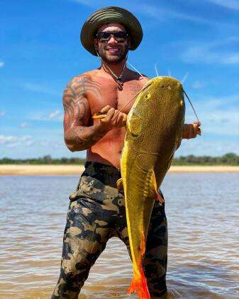 Gusttavo Lima com peixe de 30 kg