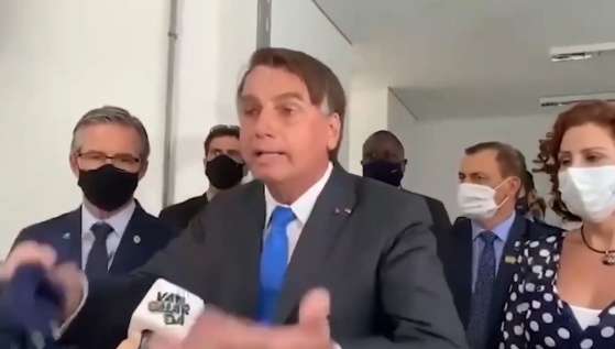 Bolsonaro gritando com jornalista