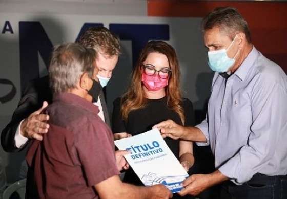 Virgínia Mendes entrega de título