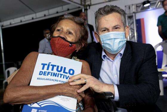 Mauro Mendes entrega de título