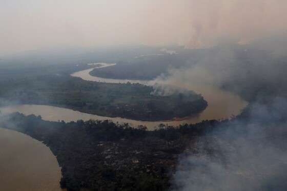 Foto aérea mostra a fumaça das queimadas ao redor do rio Cuiabá, em Poconé (MT), no Pantanal 