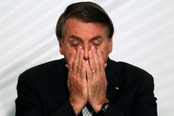 Jair Bolsonaro lamentando 