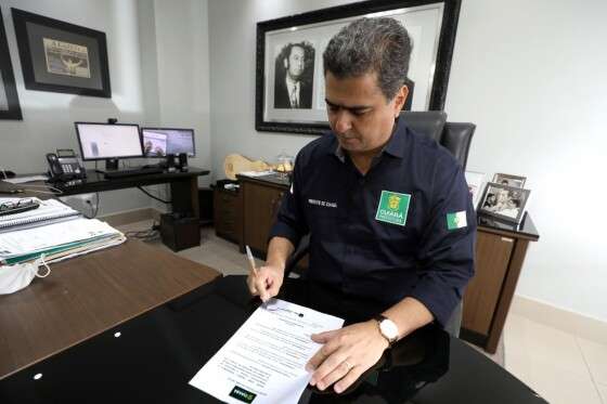 Emanuel Pinheiro assinando documento