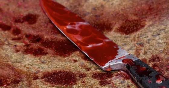 faca suja de sangue