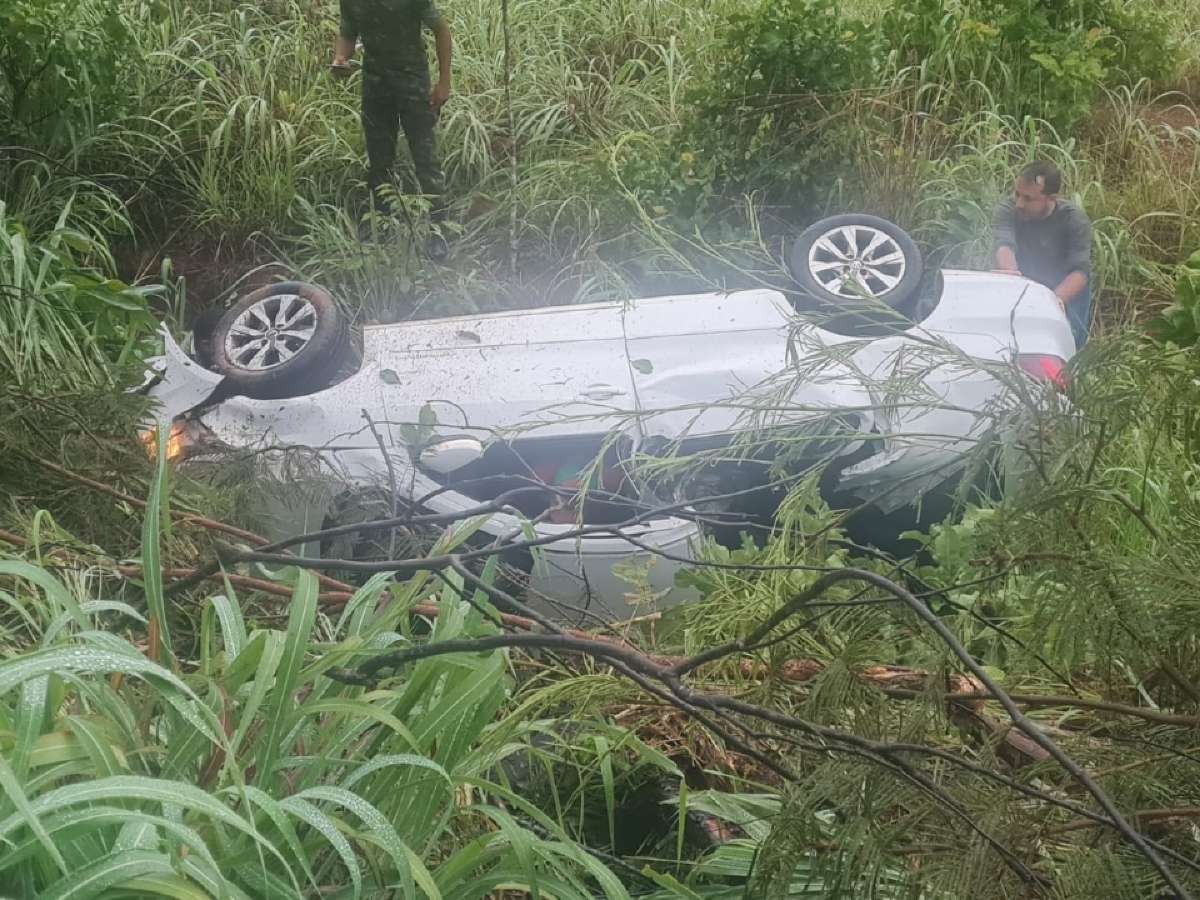 Casal morre em acidente após motorista bater em árvore e carro se partir ao  meio em rodovia de MT, Mato Grosso