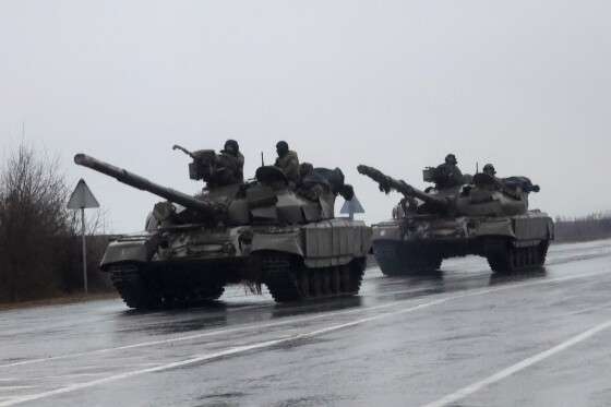 Tanques russos entram na cidade de Mariupol, na Ucrânia, após Putin ordenar uma invasão do país.