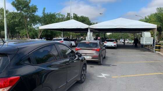 Drive-thru de vacinação contra a Covid-19 em frente ao Restaurante Universitário na UFMT 