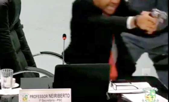 Vereador aponta arma neiriberto querencia.jpg