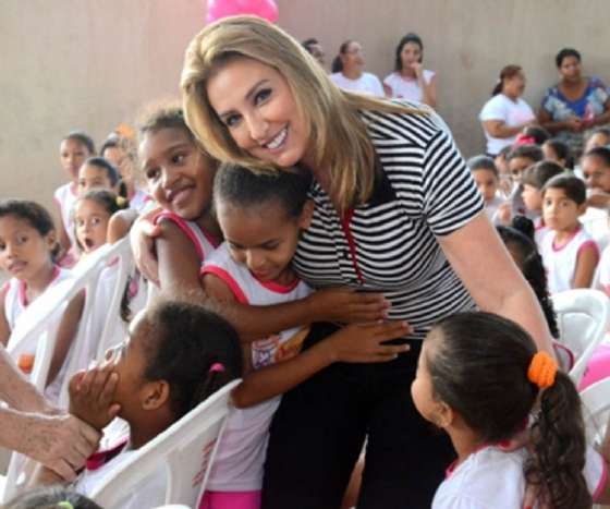 Marica Pinheiro com crianças 