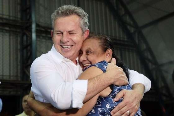 Mauro Mendes abraçando pobre 