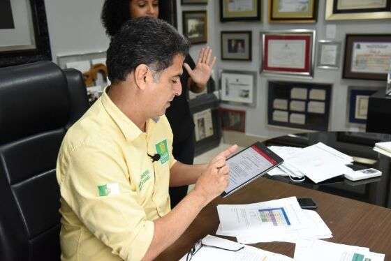 Emanuel assinando documento