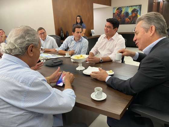 Ao fundo, Mauro Carvalho aparece ao lado do senador em exercício Fábio Garcia, o prefeito de VG Kalil Baracat, Mauro Mendes e o senador em licença Jayme Campos