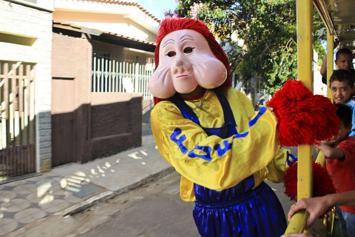 Fofão' da Carreta da Alegria cai de rosto no chão ao dar salto