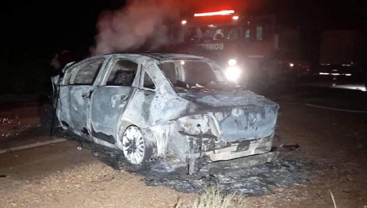 Casal morre em acidente após motorista bater em árvore e carro se partir ao  meio em rodovia de MT, Mato Grosso