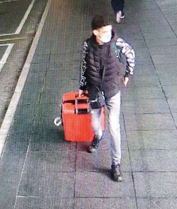 Câmeras de segurança do aeroporto mostraram João Vitor pegando a mala e saindo do aeroporto