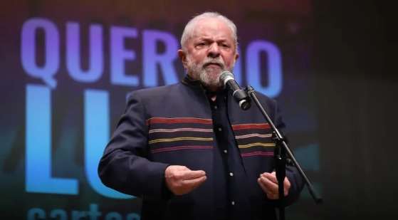 O ex-presidente Luiz Inácio Lula da Silva discursa durante o lançamento do livro 